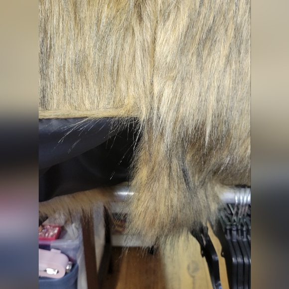 Aixixi Faux Fur Vest 40" Bust L/XL Preowned - Picture 4 of 9